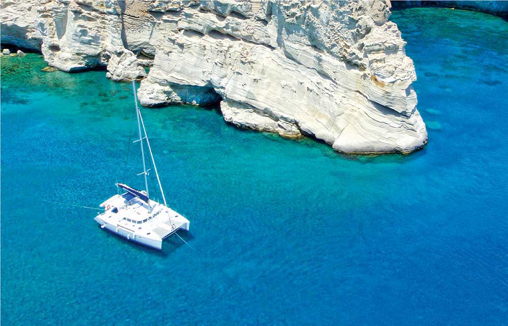 catamaran tour milos greece
